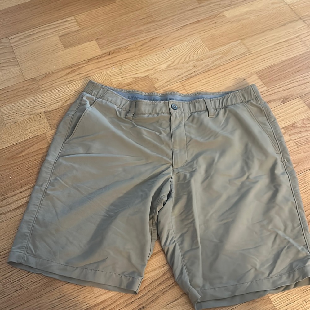 Men’s Under Armour khaki shorts